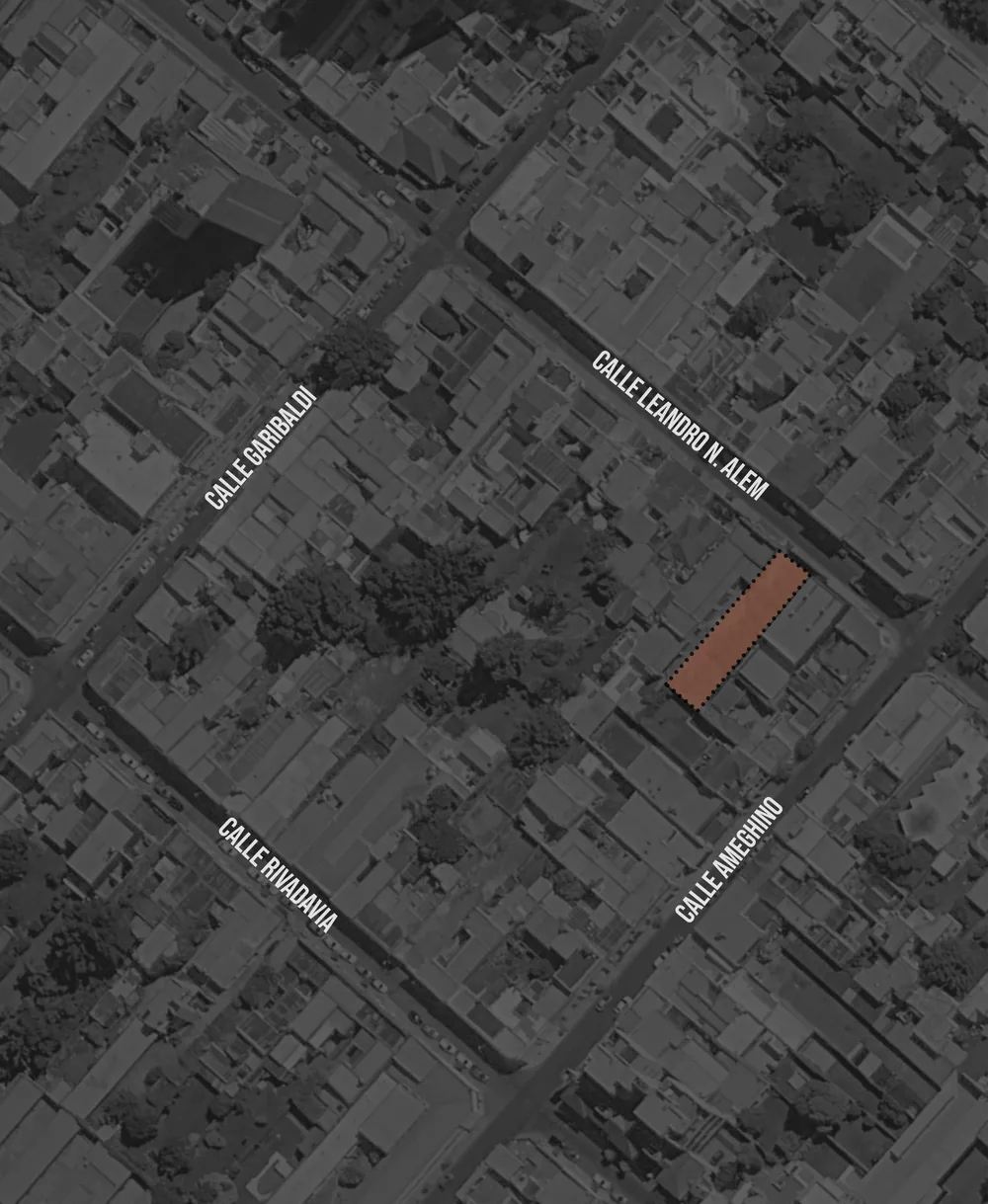 Vista aérea de la manzana de las calles Leandro N. Alem, Ameghino, Rivadavia y Garibaldi, con el lote del edificio marcado sobre Alem