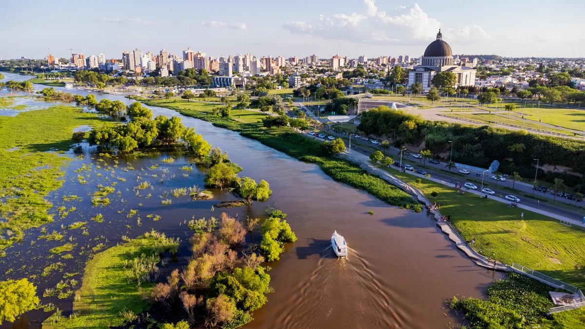 San Nicolás de los Arroyos desde el aire: el arroyo, el santuario y la ciudad al fondo